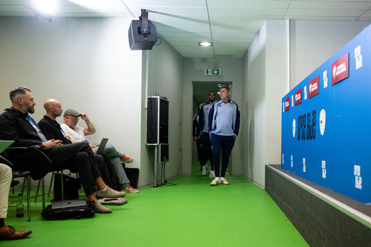 Isak Hien and head coach Jon Dahl Tomasson of the Swedish