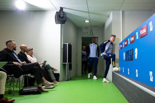 Isak Hien and head coach Jon Dahl Tomasson of the Swedish