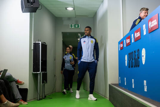 Isak Hien and head coach Jon Dahl Tomasson of the Swedish