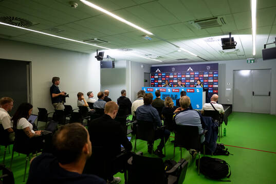Isak Hien and head coach Jon Dahl Tomasson of the Swedish