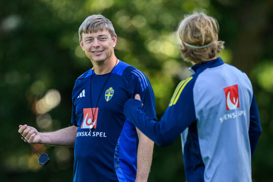 Head coach Jon Dahl Tomasson and Sebastian Nanasi of the