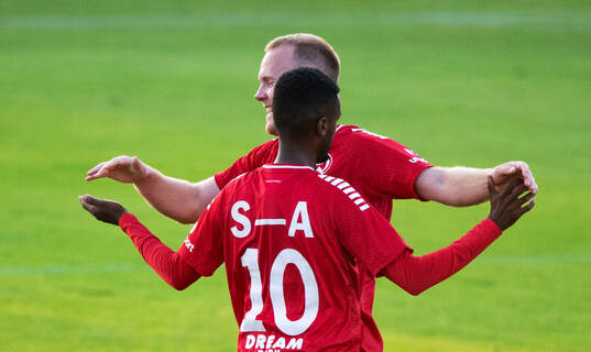 Lineros Adam Olofsson har gjort mål och grattas av Adonay