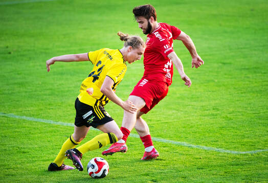 IFK Hässleholms Lucas Johnsson debuterade och dribblar