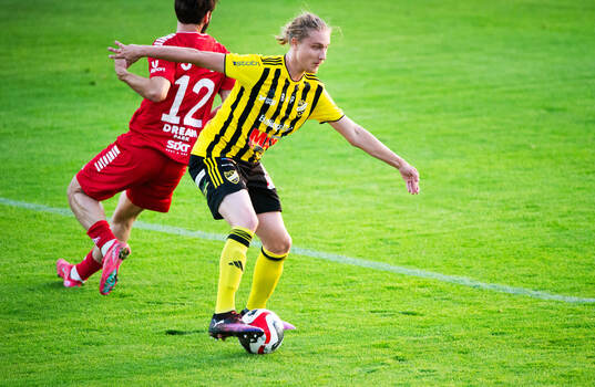 IFK Hässleholms Lucas Johnsson debuterade och dribblar