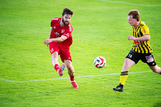 Mirza Halvadzis skjuter och IFK Hässleholms Sam Hegdal kan