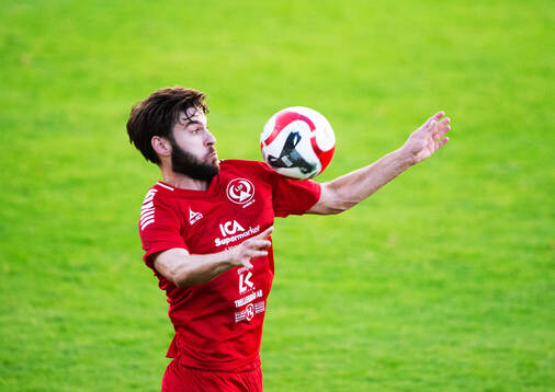 Mirza Halvadzis tar ner bollen i matchen i div. 2 mellan