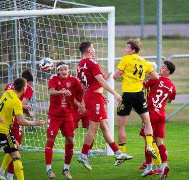 IFK Hässleholms Hugo Arvidsson nickar mot Lineros mål i