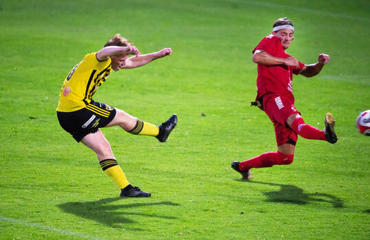 IFK Hässleholms Sam Hegdal skjuter förbi Lineros Fabian