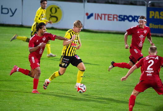 Lineros August Sandström försöker stoppa IFK