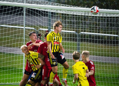 IFK Hässleholms Kasper Månsson nickar mot mål i matchen
