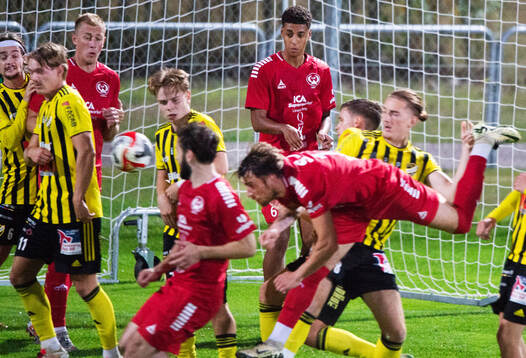Lineros Kenan Aliefendic nickar in 1-5 i matchen i div. 2