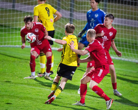 IFK Hässleholms Max Persson skjuter trots en hand i ryggen