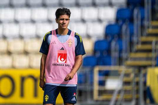Matteo Perez Vinlöf of the Swedish under-21 national