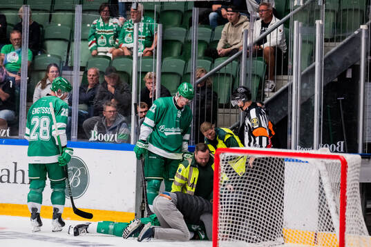 Rögles Isac Solberg får vård av medicinsk personal