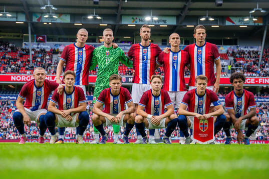 The starting eleven of Norway pose for a team photo