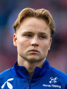 Andreas Schjelderup of Norway line up