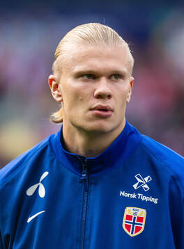 Erling Braut Haaland of Norway line up