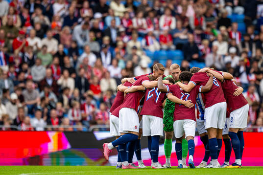 Kristoffer Ajer, goalkeeper Egil Selvik and players of