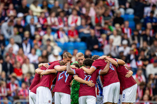 Kristoffer Ajer, goalkeeper Egil Selvik and players of