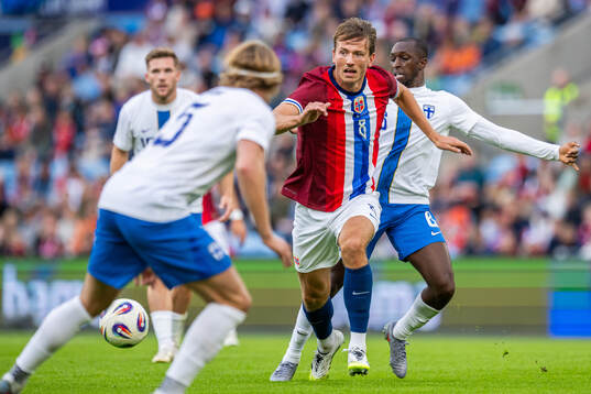 Sander Berge of Norway and Glen Kamara of Finland