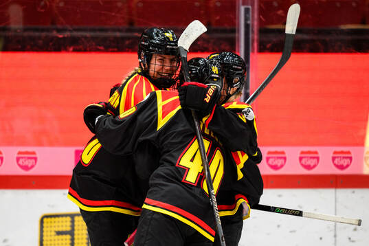 Brynäs Elin Svensson jublar med Noora Tulus och Viivi