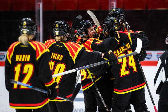 Brynäs Elin Svensson (ej i bild) jublar med lagkamrater
