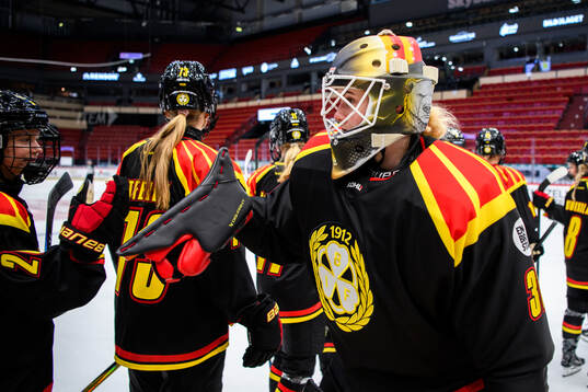 Brynäs målvakt Klara Peslarova jublar
