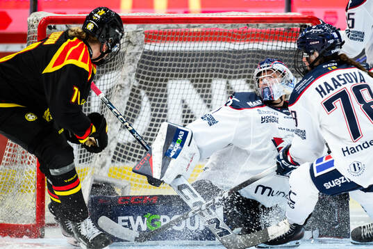Brynäs Elin Svensson gör 1-0 bakom Linköpings målvakt