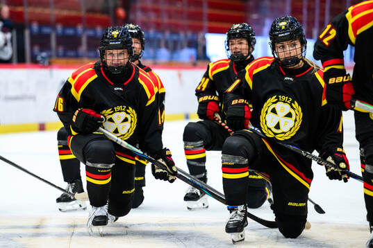 Brynäs Selma Karlsson jublar med lagkamrater