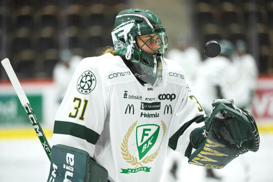 Färjestad BKs målvakt Ida Boman innan ishockeymatchen i