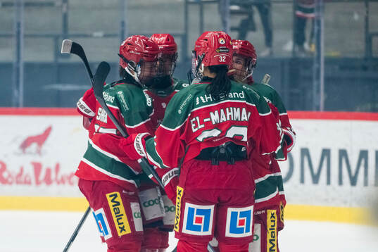 Modos Sarah Marchand jublar med lagkamrater