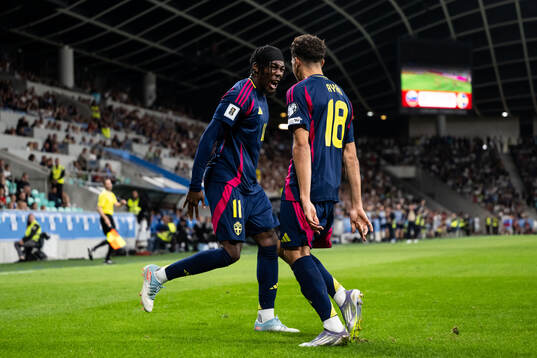 Anthony Elanga of Sweden celebrates with Yasin Ayari