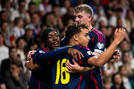 Anthony Elanga of Sweden celebrates with Yasin Ayari and
