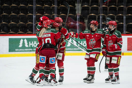 Modos Aoi Shiga jublar med lagkamrater