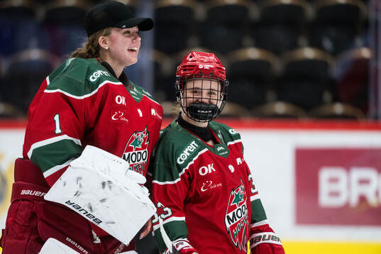 Modos målvakt Ebba Lindström och Elsa Pallin