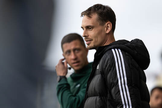 Head coach Daniel Bäckström of Sweden
