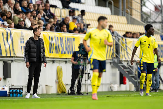 Head coach Daniel Bäckström of Sweden
