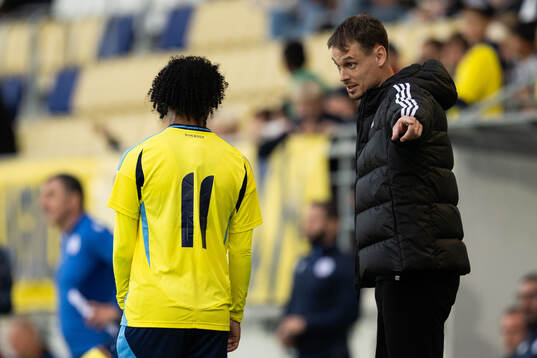 Momodou Sonko and head coach Daniel Bäckström of Sweden