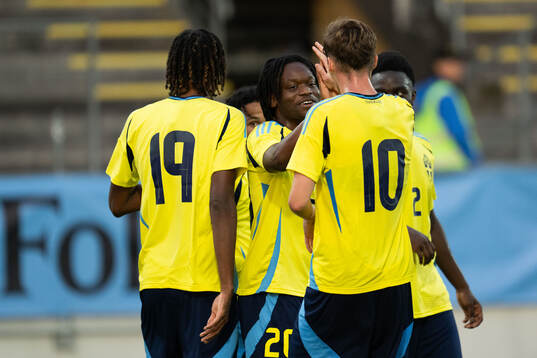 Jeremy Agbonifo of Sweden celebrates with teammates