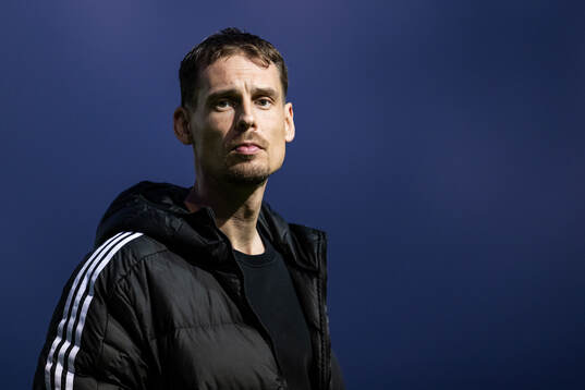 Head coach Daniel Bäckström of Sweden