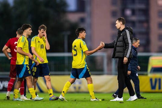 Matteo Perez Vinlöf and Head coach Daniel Bäckström of