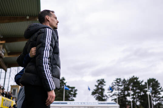 Head coach Daniel Bäckström of Sweden