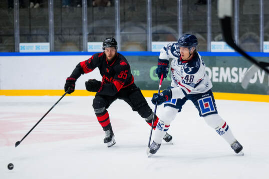 Malmö Redhawks Carl Persson och Linköpings Mikko Kokkonen