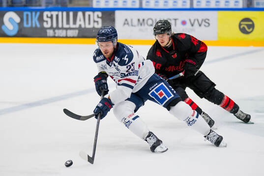 Linköpings Robin Kovacs och Malmö Redhawks Lauri Pajuniemi