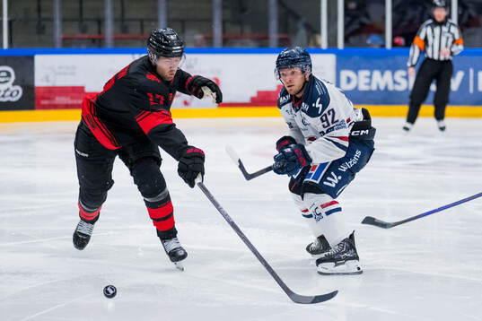 Malmö Redhawks Johan Ivarsson och Linköpings Zion Nybeck