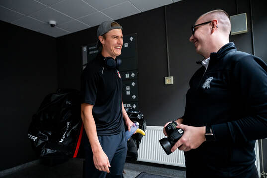 Malmö Redhawks Fredrik Händemark och kommunikatör