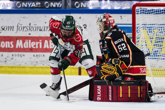 Frölundas Emilia Bergeby Hallbeck och Luleås målvakt