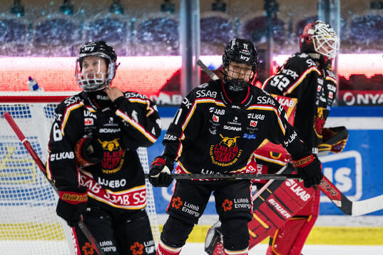 Luleås Jenni Hiirikoski, Akane Shiga och målvakt Sara