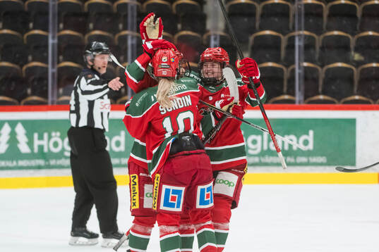 Modos Aoi Shiga jublar med lagkamrater