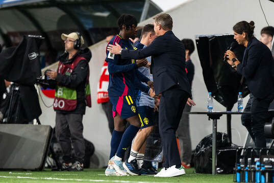 Anthony Elanga and head coach Jon Dahl Tomasson of Sweden